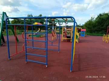 Смонтированная большая детская площадка с EPDM покрытием и разнообразным игровым оборудованием 2024
